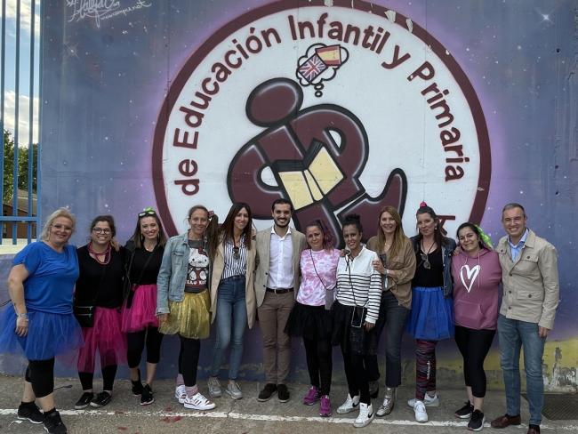 El alcalde, Alejandro Navarro Prieto, y el concejal de Educación, Bienestar e Inmigración, Rubén Martínez, junto a la directora, Nerea Hernández, la jefa de estudios, Carolina Gil, y los miembros del AMPA del colegio