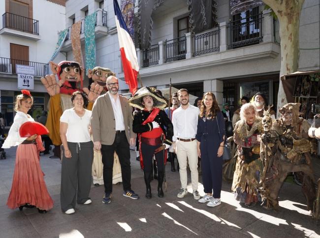 El alcalde de Torrejón de Ardoz, Alejandro Navarro Prieto, visitando el Mercado Goyesco junto a la concejala de Festejos e Igualdad, María Eugenia Gil Blázquez, y la concejala de Turismo, Miriam Gutiérrez