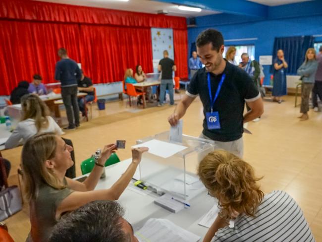 Alejandro Navarro, alcalde de Torrejón de Ardoz, votando en las Elecciones Europeas