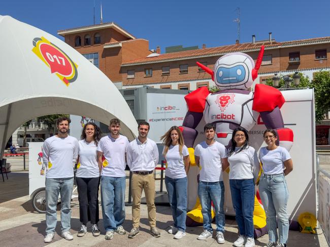 El alcalde, Alejandro Navarro Prieto, junto a las personas encargadas de dar las charlas y hacer las actividades de la exposición “Experiencia PassVRord”