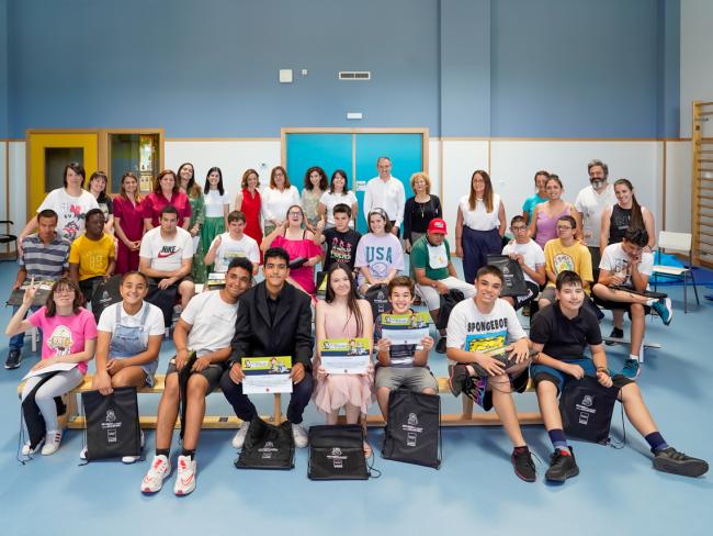 El concejal de Educación, Bienestar e Inmigración, Rubén Martínez, junto a los participantes