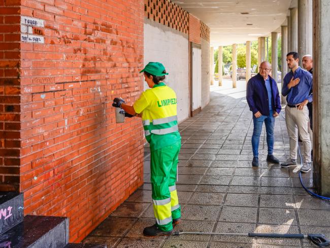 El alcalde, Alejandro Navarro, y el primer teniente de alcalde, Valeriano Díaz, supervisando los trabajos de mantenimiento en travesía de la Cañada