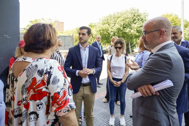 El alcalde, Alejandro Navarro, ha visitado junto al delegado del Gobierno de España, Francisco Martín, las viviendas sociales situadas en la avenida Carmen Laforet