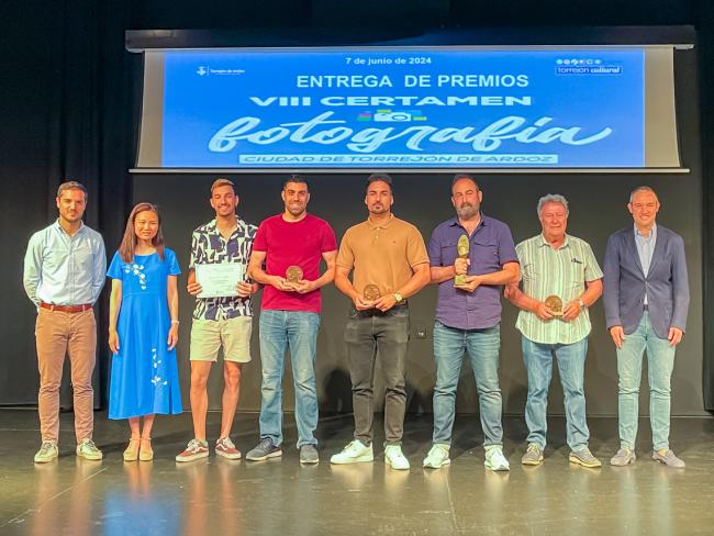 El alcalde, Alejandro Navarro Prieto, y el concejal de Educación, Bienestar e Inmigración, Rubén Martínez con los premiados