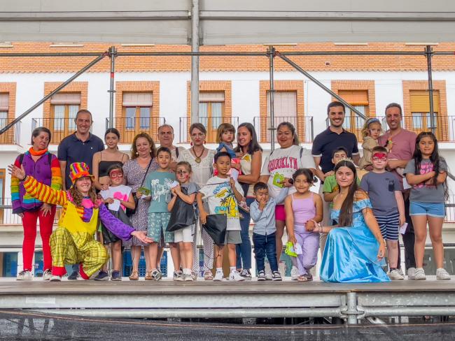 El alcalde, Alejandro Navarro Prieto y el concejal de Bienestar, Educación e Inmigración, Rubén Martínez, visitando la celebración del Día del Niño de GRUTEAR