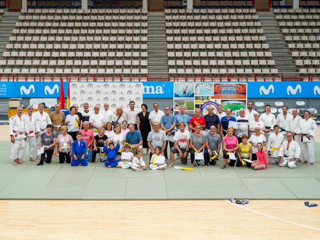 El alcalde, Alejandro Navarro Prieto y la concejala de Turismo y Deportes en funciones, Mirian Gutiérrez, acompañados por el presidente del Club de Judo Corredor del Henares, Antonio Núñez; la presidenta de la Federación Madrileña de Judo, Neli Lorenzo, y el concejal de salud de Alcalá de Henares, Teófilo Lozano, con los participantes en el programa