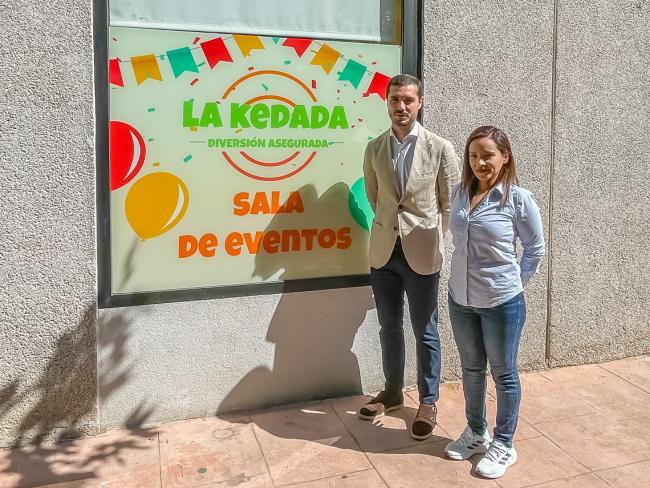El alcalde, Alejandro Navarro Prieto, visitando La Kedada, junto a su gerente, Carmen Casas