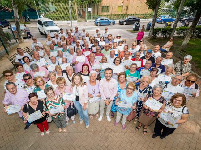 El alcalde, Alejandro Navarro Prieto, y la concejala de Mayores y Voluntariado, Ana Verónica González con los mayores participantes en el taller para reducir la brecha digital