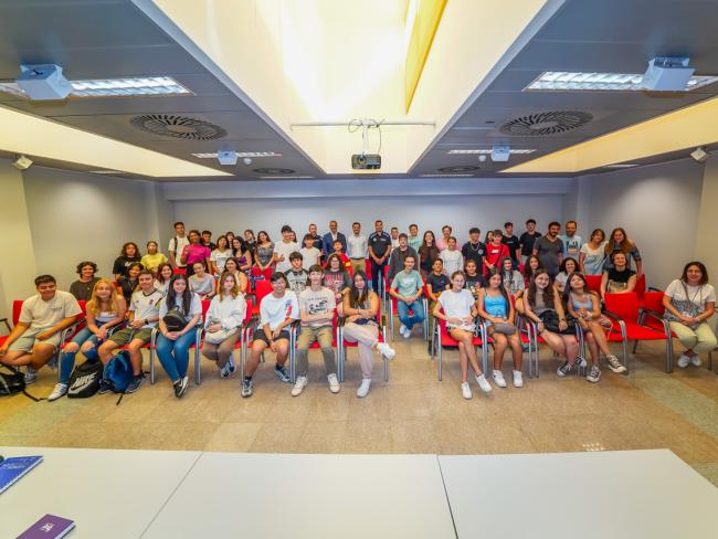 El alcalde, Alejandro Navarro Prieto, y el concejal de Seguridad, Alberto Cantalejo, visitando a los “Alumnos Mediadores” en la clausura de este programa pionero