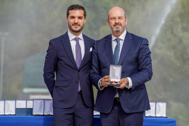 Pedro Rollán, presidente del Senado de España, expresidente de la Comunidad de Madrid, y exalcalde de Torrejón recibió la concesión de la Cruz al Mérito Profesional con Distintivo Rojo de manos del alcalde, Alejandro Navarro