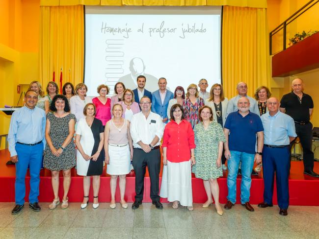 El alcalde, Alejandro Navarro Prieto, y el concejal de Educación, Bienestar e Inmigración, Rubén Martínez, con los profesores homenajeados