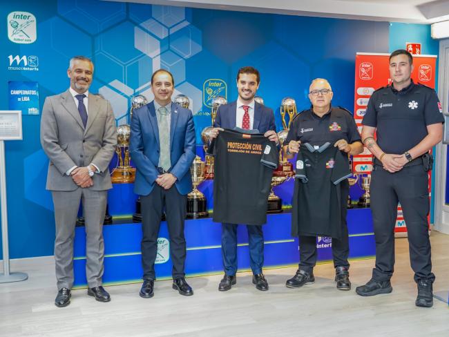 Acto de entrega de la ropa por parte de José Carlos Delgado, director general del club de fútbol sala Movistar Inter FS