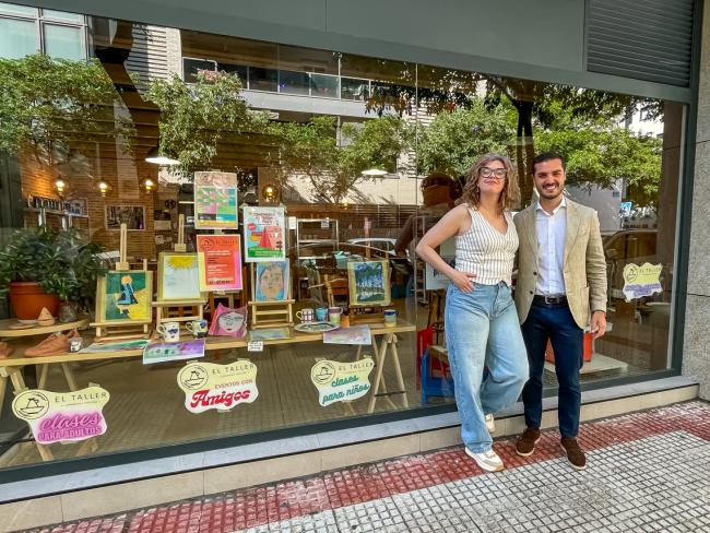 El alcalde, Alejandro Navarro Prieto, visitando El taller, junto a su gerente, Covadonga del Toro 