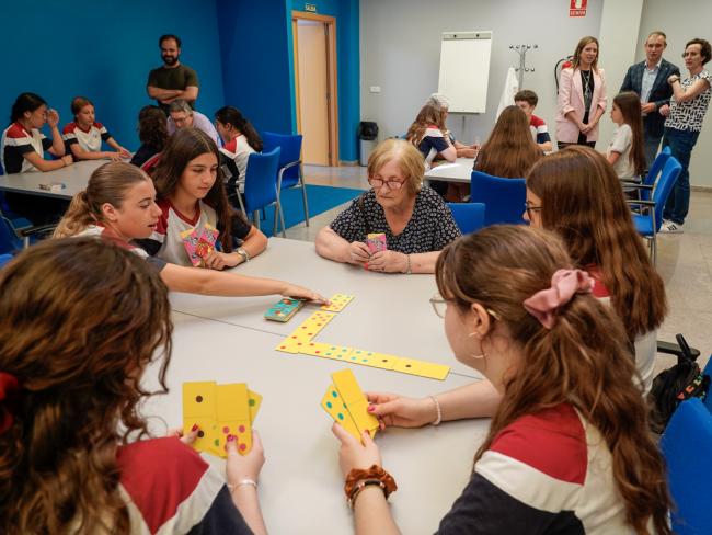 El concejal de Bienestar, Educación y Cultura, Rubén Martínez, y la edil de Mayores y Voluntariado, Ana Verónica González, visitando a los participantes en el encuentro intergeneracional 