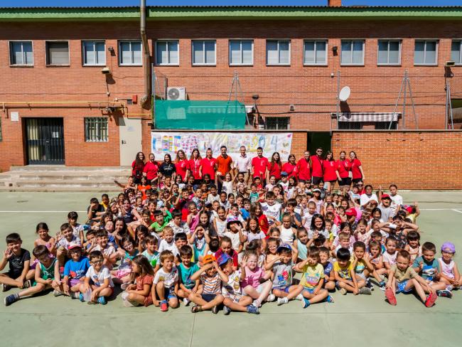 El alcalde, Alejandro Navarro Prieto, y el concejal de Educación, Rubén Martínez, visitaron el programa Colevacaciones en el colegio Seis de Diciembre