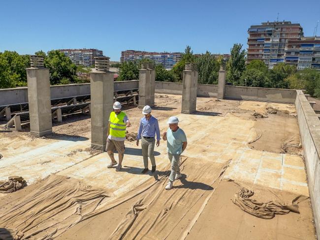 El alcalde y el concejal de Obras en la cubierta del colegio Vicente Aleixandre que se está reformando para acabar con las goteras