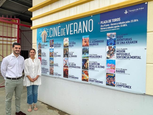  El alcalde Alejandro Navarro Prieto, y la concejala de Igualdad y Festejos, María Eugenia Gil, en la Plaza de Toros, lugar donde se celebra el Cine de Verano