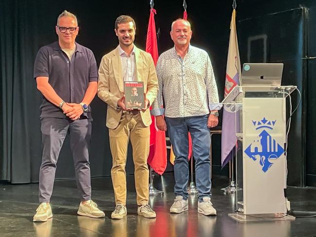 De izquierda a derecha, Mario Rubio, director de Fotógrafo Nocturno, Alejandro Navarro, alcalde de Torrejón de Ardoz, y José Antonio Moreno, concejal de Cultura