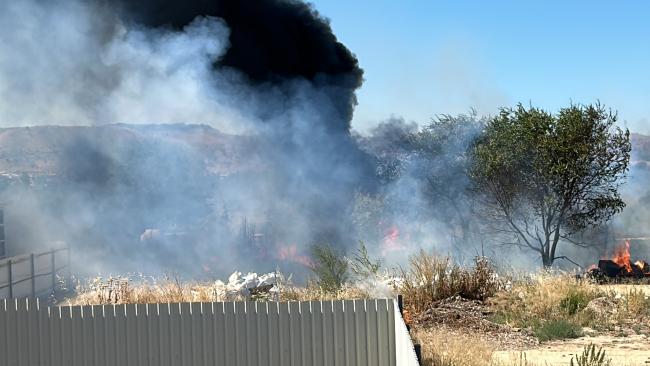 El incendio ocurrido ayer calcinó además de vegetación una zona de acopio de material de mantenimiento y obras próxima al cementerio