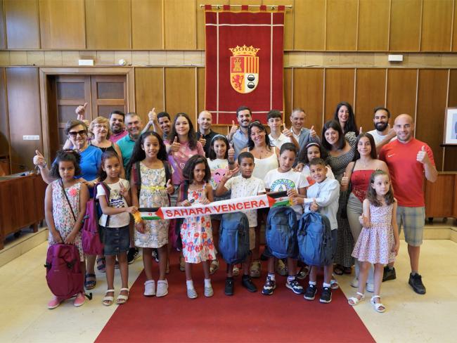 El Salón de Plenos del Ayuntamiento fue el lugar elegido para la recepción a los niños saharauis del programa “Vacaciones en Paz” y a las familias que les acogen