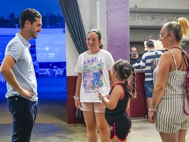 El alcalde, Alejandro Navarro Prieto, asistió al Cine de Verano y anima a los torrejoneros a disfrutar este último fin de semana en la Plaza de Toros de una de las actividades veraniegas con más solera en la ciudad que forma parte de un amplio abanico de posibilidades de entretenimiento