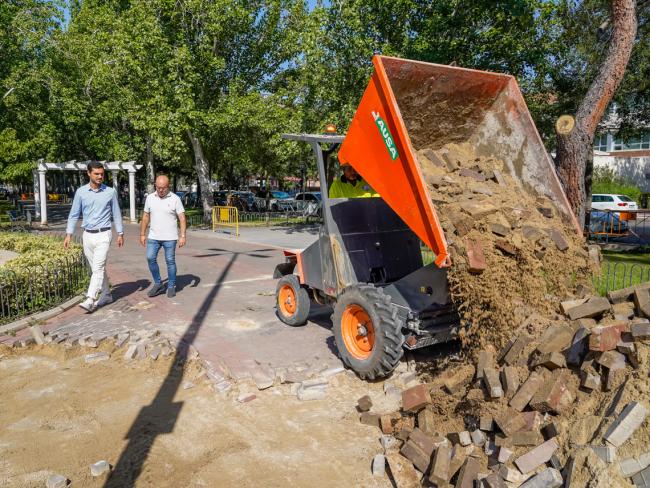 El alcalde, Alejandro Navarro, y el primer teniente de alcalde, Valeriano Díaz, en las obras en las zonas peatonales en el Paseo de la Chopera