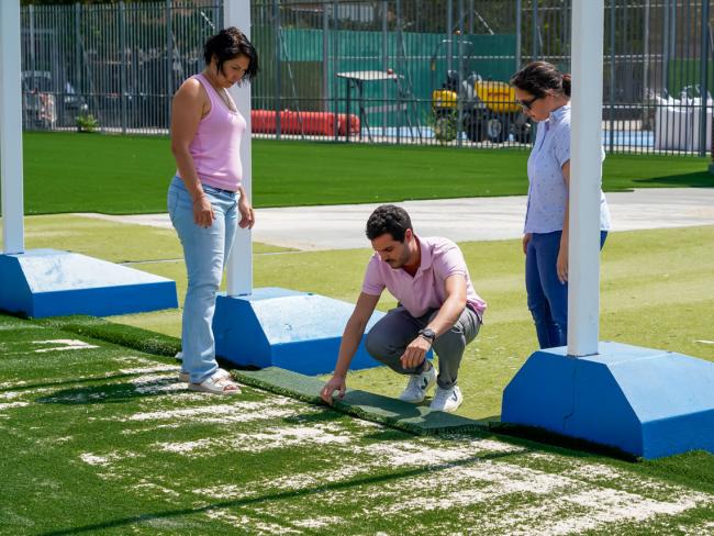 El alcalde de Torrejón de Ardoz, Alejandro Navarro Prieto, ha visitado, junto a la concejala de Turismo, Miriam Gutiérrez, los trabajos de remodelación de esta instalación deportiva, donde se está renovando el césped, deteriorado por el intenso uso