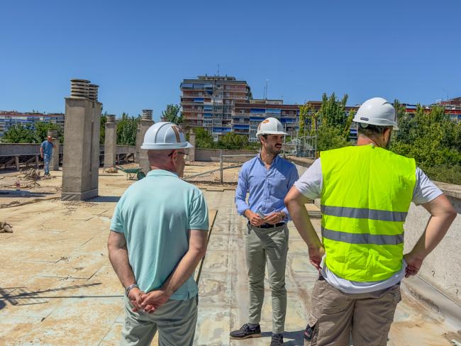 El alcalde de Torrejón de Ardoz, Alejandro Navarro, y el primer teniente de alcalde, Valeriano Díaz, han visitado el colegio público Vicente Aleixandre donde se está trabajando en la reparación de la cubierta