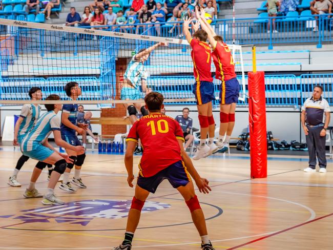 Imagen del partido disputado ayer en el Pabellón José Antonio Paraíso entre las selecciones española y argentina masculina sub-17 de voleibol