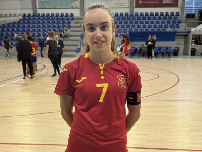 María Rollón con el brazalete de capitana de la selección española sub-15