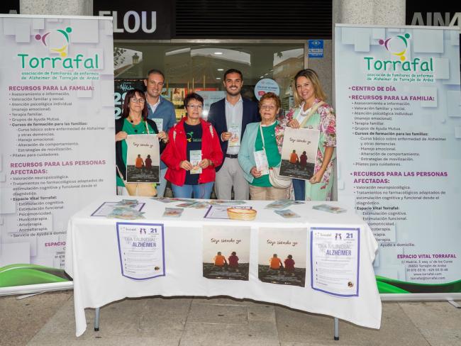 El alcalde, Alejandro Navarro y el concejal de Bienestar, Educación e Inmigración, Rubén Martínez, visitando la mesa informativa instalada el año pasado por Torrafal