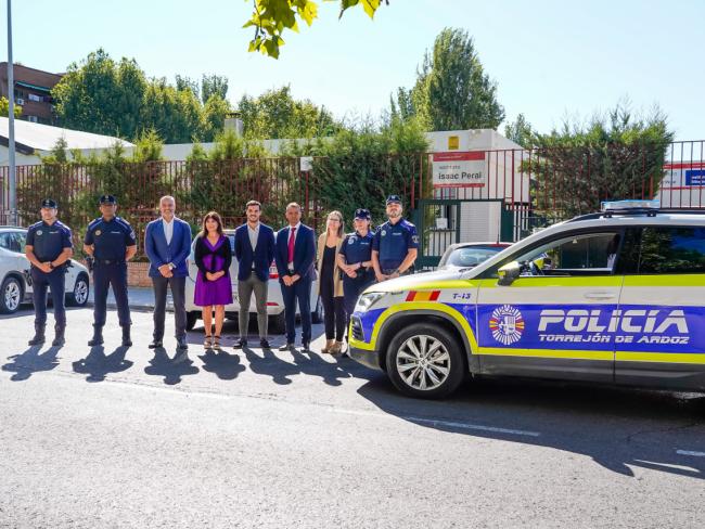 El alcalde de Torrejón de Ardoz, Alejandro Navarro Prieto, y el concejal de Seguridad, Alberto Cantalejo, han presentado, en el instituto Isaac Peral, acompañados del comisario de la Policía Local, Miguel Parra, y la directora del centro, María Luisa Hidalgo, el “Plan de Prevención de las Novatadas en los Institutos”