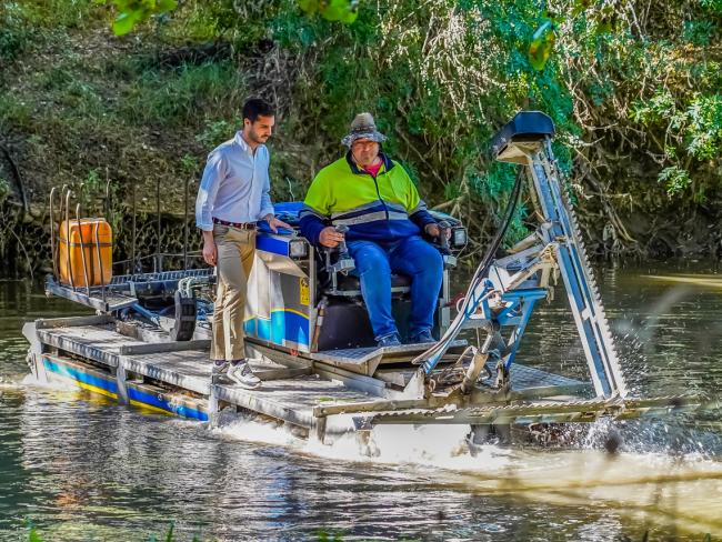 El alcalde, Alejandro Navarro Prieto, visitando el barco anfibio para comprobar en primera persona cómo realiza su trabajo 