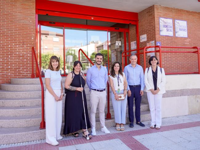 El alcalde, Alejandro Navarro, y el concejal de Bienestar, Educación e Inmigración, Rubén Martínez, acompañados por los representantes del Grupo Social ONCE, Irene Pascual Fernández, directora de la Agencia de la ONCE en Alcalá-Torrejón, Pilar Soret, directora de desarrollo de Negocio de ILUNION Accesibilidad, y Paloma Villaverde Viña, Técnico de señalización accesible de ILUNION Accesibilidad