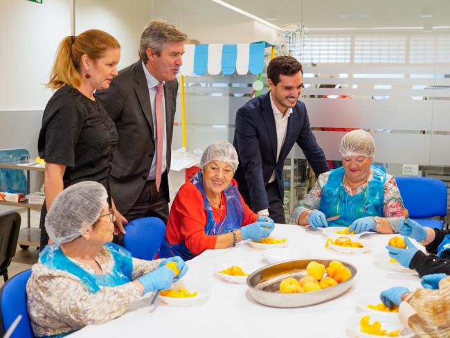 El alcalde, Alejandro Navarro Prieto, y la consejera de Familia, Juventud y Asuntos Sociales de la Comunidad de Madrid, Ana Dávila-Ponce de León alcalde han participado, junto a usuarios y trabajadores, en varias de las actividades