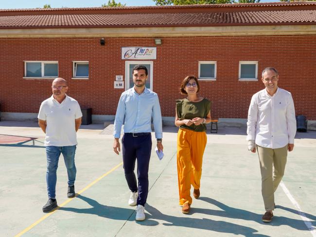 El alcalde, Alejandro Navarro, el concejal de Obras, Limpieza Urbana y Contratación, Valeriano Díaz, y el edil de Bienestar, Educación e Inmigración, Rubén Martínez, han visitado las mejoras realizadas en el Colegio Joaquín Blume, acompañados de su directora, Maite Díaz