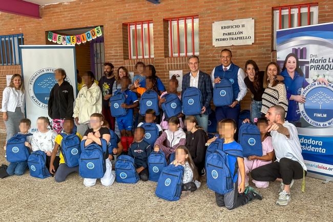 El concejal de Bienestar, Educación e Inmigración, Rubén Martínez, entregando los lotes de material escolar en el CEIP Ramón y Cajal