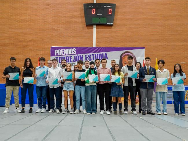 El alcalde, Alejandro Navarro Prieto, y el concejal de Educación, Bienestar e Inmigración, Rubén Martínez, acompañados por el director Territorial de Educación del Área Madrid Este, Marcos Rafael Moreno y otros concejales de la Corporación Municipal, con los mejores estudiantes de Torrejón de Ardoz 