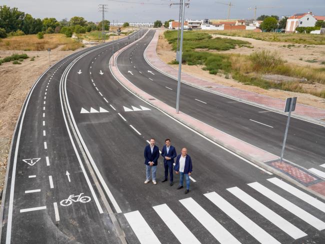 El alcalde de Torrejón de Ardoz, Alejandro Navarro, el edil de Obras, Limpieza Urbana, Administración y Contratación, Valeriano Díaz, y el concejal de Urbanismo, Vivienda y Juventud, Víctor Miranda inaugurando el nuevo tramo de esta importante vía de comunicación