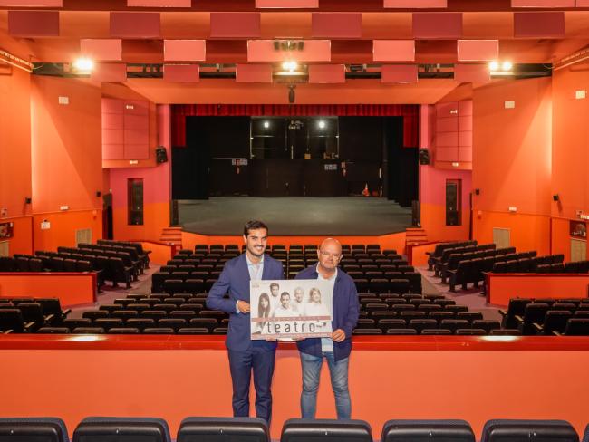 El alcalde de Torrejón de Ardoz, Alejandro Navarro Prieto, y el primer teniente de alcalde y responsable del teatro, Valeriano Díaz, presentando nueva temporada del Teatro Municipal José Mª Rodero 