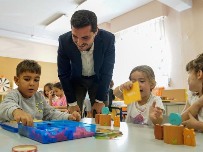 El alcalde, Alejandro Navarro, con escolares del colegio público Antonio Machado