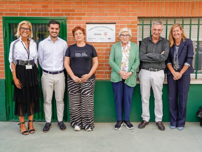 El alcalde de Torrejón de Ardoz, Alejandro Navarro Prieto, el concejal de Bienestar y Educación, Rubén Martínez, la presidenta de ASTOR, Mari Carmen Villena, y representantes de las entidades que han colaborado como donantes del proyecto, asistieron al acto de inauguración oficial del mismo