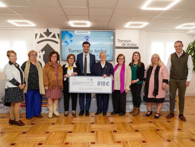 La Asociación de Mujeres Ada Byron entrega un cheque por importe de 818 euros al Comedor Solidario de Torrejón 