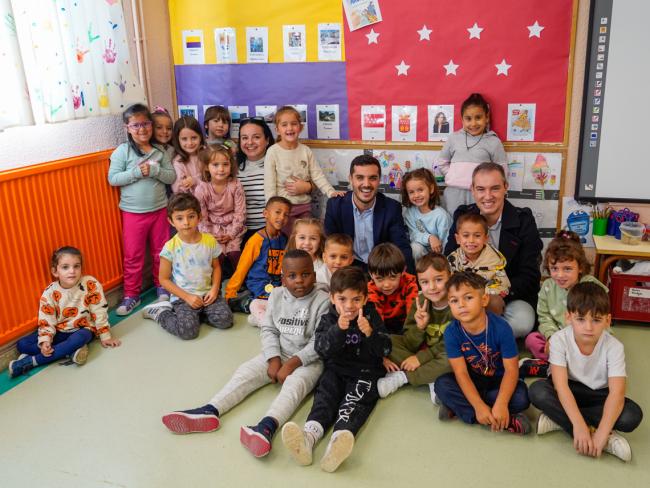 El alcalde, Alejandro Navarro, visita a los niños de 5 años del colegio Antonio Machado que trabajan en un proyecto sobre la ciudad y responde a todas sus divertidas preguntas