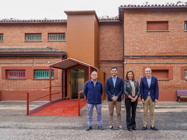 El alcalde, Alejandro Navarro, el concejal de Obras, Limpieza Urbana, Administración y Contratación, Valeriano y el edil de Bienestar, Educación e Inmigración, Rubén Martínez, han presentado con Vevi Pérez, presidenta de TORRAFAL, el ascensor adaptado