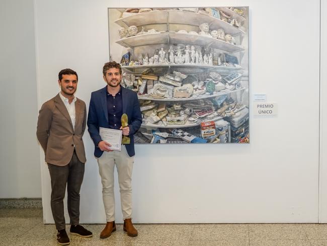 El alcalde, Alejandro Navarro, con el ganador del VIII Certamen Nacional de Pintura “Ciudad de Torrejón de Ardoz”, David Martínez posando con su obra, “Estantería de Paolozzi II” 