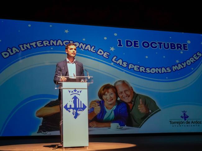 El alcalde, Alejandro Navarro, dirigiendo unas palabras en la celebración del Día Internacional de las Personas Mayores