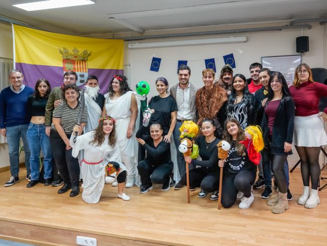 El alcalde, Alejandro Navarro, y el concejal de Educación, Bienestar e Inmigración, Rubén Martínez, junto a los representantes de la obra “Aliens”