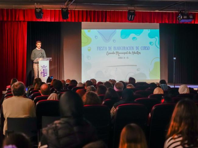 El alcalde, Alejandro Navarro Prieto, dirigiendo unas palabras en la fiesta de inauguración del curso de la Escuela Municipal de Adultos