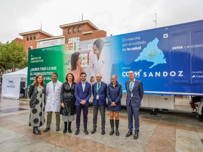 El alcalde, Alejandro Navarro Prieto, y la concejala de Sanidad, Carla Picazo, acompañados por el vicepresidente 1º del Colegio Oficial de Farmacéuticos de Madrid (COFM), Óscar López, visitando la campaña en la Plaza Mayor